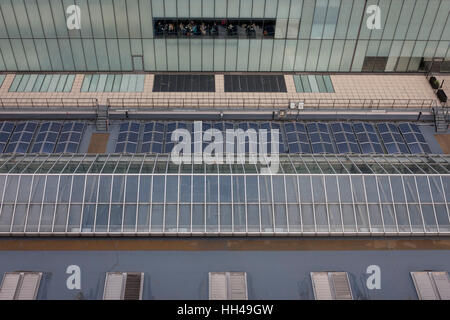 Diners assis dans un café donnant sur les toits de la Tate Modern art gallery, le 13 janvier 2017 à Londres, en Angleterre. Banque D'Images