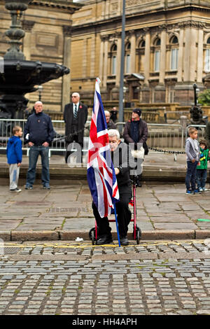 Ex-homme de service dans un fauteuil roulant à la parade du Jour du Souvenir à Liverpool UK Banque D'Images