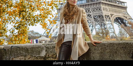 Escapades d'Automne à Paris. pensive young woman touristique sur le quai près de la tour Eiffel à Paris, France à la recherche dans la distance Banque D'Images