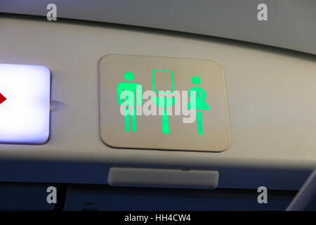 Toilettes toilettes signe / douche / wc / WC / dames / hommes / logo signes sur un Airbus A320 d'air avion avion avion avion Banque D'Images