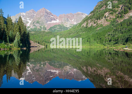 Maroon Lake (premier plan), Maroon Bells (arrière-plan), Maroon Bells Scenic Area, Colorado, USA Banque D'Images