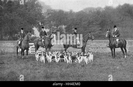 Cecil Aldin (1870-1935), artiste et illustrateur britannique, qu'on voit ici avec d'autres personnes à cheval avec son premier pack de chiens, connu sous le nom de Peppard Busards des agriculteurs à Wyfold Grange, près de Henley-on-Thames, Oxfordshire. Banque D'Images