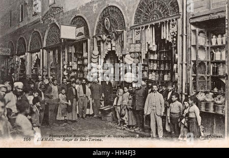 Souk Al-Hamidiyah - le plus grand et le souk central en Syrie, situé à l'intérieur de la vieille ville fortifiée de Damas à côté de la Citadelle. Le souk commence à rue Al-Thawra et se termine à la mosquée des Omeyyades plaza. Banque D'Images