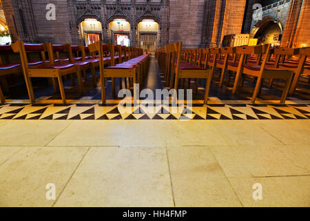 Des rangées de chaises vides à l'intérieur de la cathédrale anglicane de Liverpool Banque D'Images