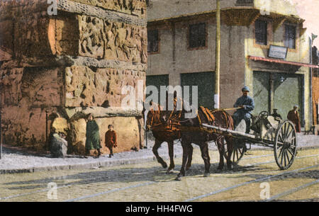 WW1 - Thessalonique, Grèce - une pièce d'artillerie est transporté par deux chevaux sous le 4ème siècle Arc de Triomphe de galère, une partie de la Rotonde complexe. Banque D'Images