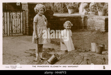 Princesses Elizabeth (1926-) (plus tard la reine Élisabeth II) et Margaret (1930-2002) à l'affiche dans le bac à sable à St Paul's Walden Bury, Welyn, Herts - la résidence de leurs grands-parents Claude Bowes-Lyon, 14e comte de Strathmore et Kinghorne, et Cecilia Cave Banque D'Images