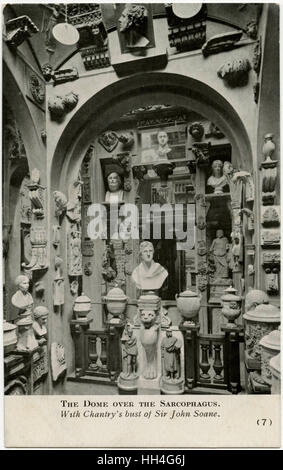 Musée Sir John Soane - buste au-dessus du sarcophage Banque D'Images