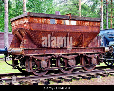 Vieux fer rouillé camion utilisé pour transporter le minerai de la mine à l'aciérie dans le nord de la Suède. Banque D'Images