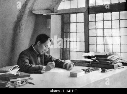 Mao Zedong (Mao Tse-tung) (1893-1976) - révolutionnaire communiste chinois et père fondateur de la République populaire de Chine. On voit ici l'écriture d'un livre pour ses troupes intitulé La guerre prolongée. Banque D'Images