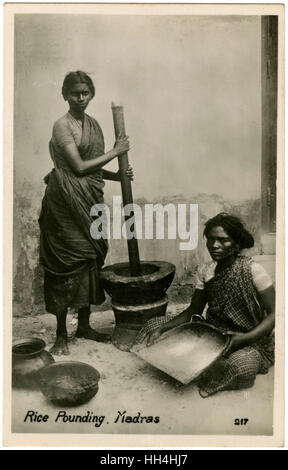 Pilonnage du riz à l'aide de gros pilon et mortier - Chennai, Inde Banque D'Images