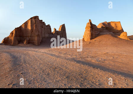 Dasht-e piller au coucher du soleil, un grand désert dans le sud-est de l'Iran. Banque D'Images