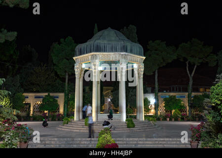 Tombeau du célèbre poète persan Hafez la nuit, Shiraz, Iran Banque D'Images