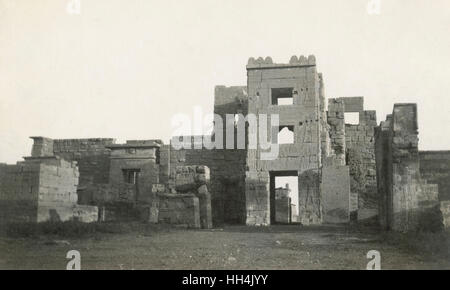 Entrée au Temple Medinet Habu près de Louxor, Égypte Banque D'Images