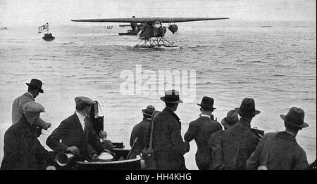 L'arrivée d'Amelia Earhart à Southampton le 18 juin 1928, à la suite de son vol à travers l'Atlantique (devient la première femme à l'itinéraire de voyage en tant que passager) à bord d'un Fokker tri-moteur piloté par Wilmer Stultz et Louis Gordon. Banque D'Images