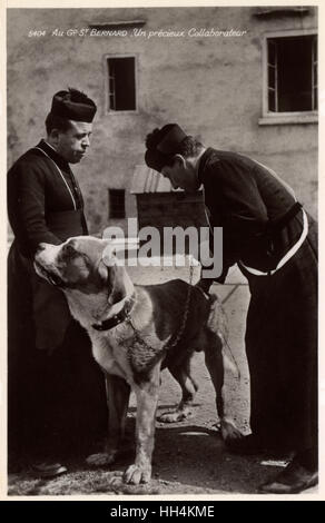 Un chien de secours Saint Bernard avec deux prêtres, la Suisse Banque D'Images