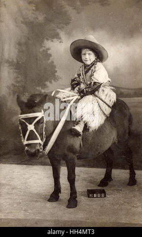 Petit garçon en costume de cowboy en studio photo Banque D'Images