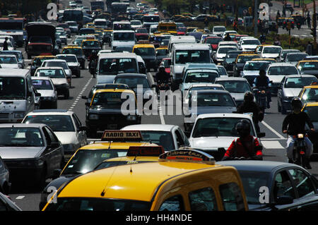 La circulation intense pendant les heures de pointe sur la plus large avenue du monde, l'Avenida 9 de Julio, Buenos Aires, Argentine. Banque D'Images