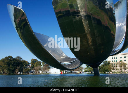 Floralis Generica, par l'architecte Eduardo Catalano, Plaza de l'Organisation des Nations Unies, Buenos Aires, Argentine. Banque D'Images