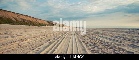 Des traces de pneus de voiture sur la plage Banque D'Images