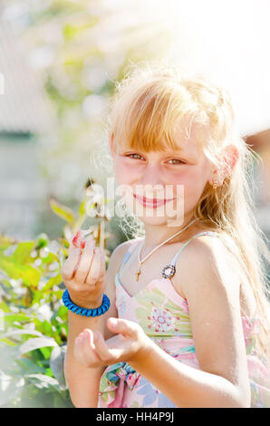 Young Girl eating strawberries Banque D'Images