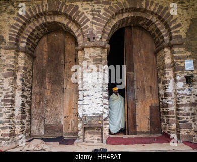 Prêtre éthiopien sortant de Yohannis Debre Birhan Sélassié (Trinité et la montagne de la lumière) Église à Gondar Banque D'Images