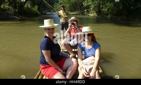 Guide thaïlandais de prendre les touristes sur un radeau en bambou vers l'aval. Chiang Mai, Thaïlande Banque D'Images