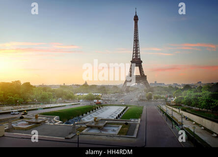 La Tour Eiffel et les fontaines près de il à l'aube à Paris, France Banque D'Images