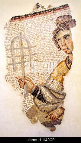 Londres, Angleterre, Royaume-Uni. British Museum. Pavement en mosaïques de la période romaine tardive, fragment (Carthage, Tunisie : 4thC) Femme tenant un instrument de musique Banque D'Images