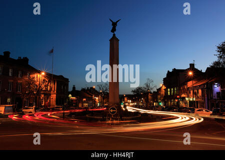 La nuit, car des sentiers, l'War Memorial ; ville de Skipton, Yorkshire du Nord, Angleterre, Royaume-Uni Banque D'Images