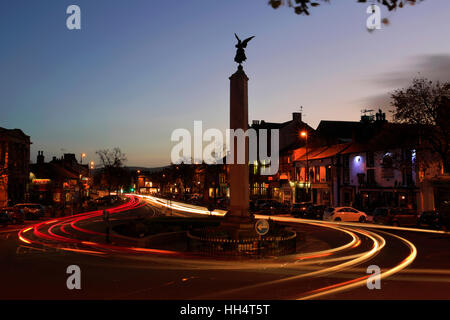 La nuit, car des sentiers, l'War Memorial ; ville de Skipton, Yorkshire du Nord, Angleterre, Royaume-Uni Banque D'Images