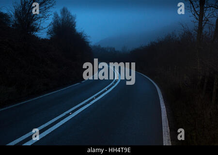 Des yeux de chat sur l'A57 Snake Road dans le Derbyshire Peak District, UK Banque D'Images