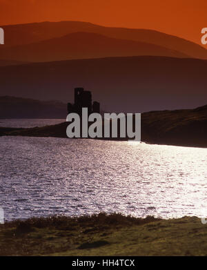 Sunset silhouette d'Ardvreck castle, Loch Assynt, Sutherland, NW Highlands Banque D'Images