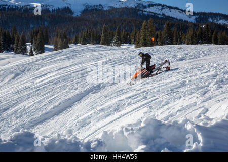 Silverton, Colorado - une motoneige rider à Molas Pass dans les montagnes de San Juan. Banque D'Images