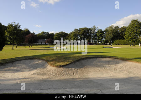 Voir plus de 18 fosses de sable à vert et un pavillon à Basingstoke Hampshire Angleterre Golf Club Banque D'Images