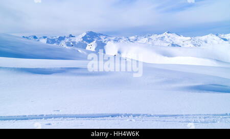 Panorama de montagne d'hiver avec de la neige fraîche sur les pistes de ski, pistes de Val Thorens, Alpes, France Banque D'Images