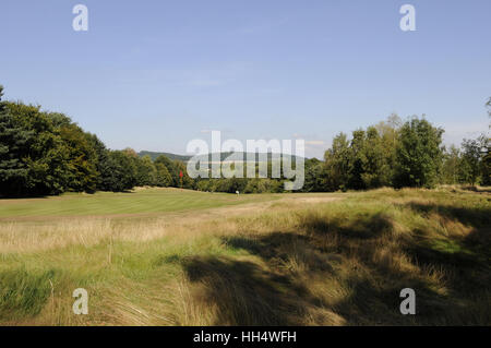 Vue sur le 15ème green sur gazon de fétuque à Surrey collines en arrière-plan, Bletchingley Golf Club Surrey England Banque D'Images