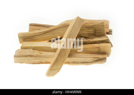 Pile de bois saint aromatiques ou palo santo isolé sur fond blanc Banque D'Images