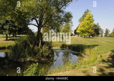 Vue sur l'étang de l'allée sur le 1er trou vers 9e vert et le club-house, le Club de Golf de Brentwood Brentwood, Essex en Angleterre Banque D'Images