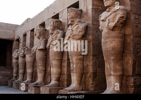 Karnak, Louxor, l'Egypte est un immense site du temple avec préservés ruines anciennes armées rangées de statues géantes Banque D'Images