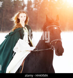 Jeune fille en robe blanche et le cap riding horse Banque D'Images