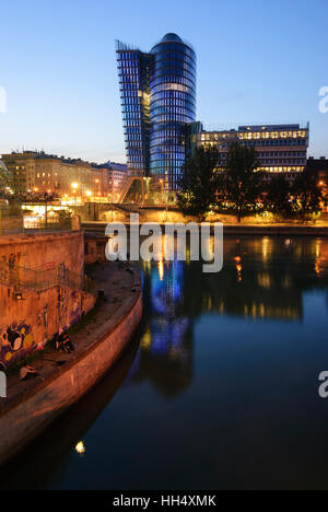 Wien, Vienne : l'embouchure de la rivière Vienne dans le canal du Danube avec Uniqa Tower (façade média avec une matrice de point de LED), 02, Wien, Autriche. Banque D'Images