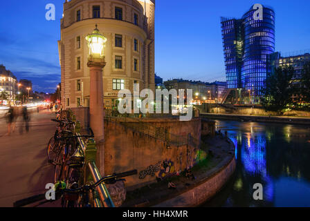 Wien, Vienne : l'embouchure de la rivière Vienne dans le canal du Danube avec Urania bâtiment (sur la gauche) et Uniqa Tower (façade média avec une matrice de point Banque D'Images