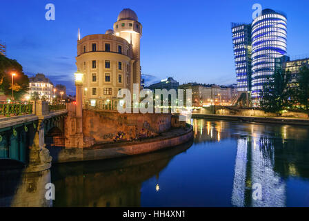 Wien, Vienne : l'embouchure de la rivière Vienne dans le canal du Danube avec Urania bâtiment (sur la gauche) et Uniqa Tower (façade média avec une matrice de point Banque D'Images