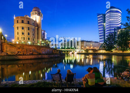 Wien, Vienne : l'embouchure de la rivière Vienne dans le canal du Danube avec Urania bâtiment (sur la gauche) et Uniqa Tower (façade média avec une matrice de point Banque D'Images