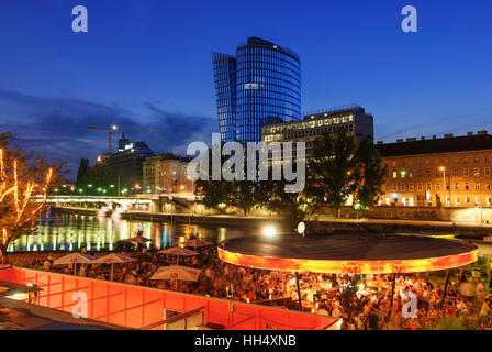 Wien, Vienne : bar de plage Herrmann au canal du Danube avec Uniqa Tower (façade média avec une matrice de point de LED), 03, Wien, Autriche. Banque D'Images