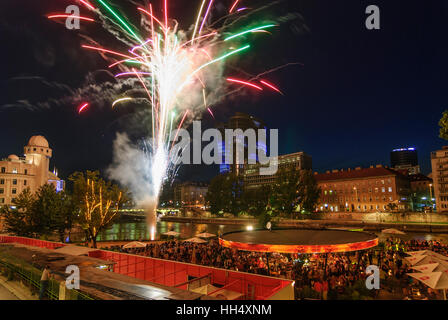 Wien, Vienne : bar de plage Herrmann au canal du Danube avec Uniqa Tower, Fireworks, 03, Wien, Autriche. Banque D'Images