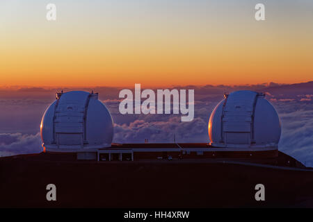 Les observatoires du Mauna Kea sur l'île principale d'Hawaii avec la couverture nuageuse au-dessous Banque D'Images