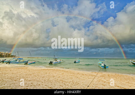 Arc-en-ciel sur la plage de Playa Del Carmen au Mexique, c'était prise près du perroquet bleu resort Banque D'Images