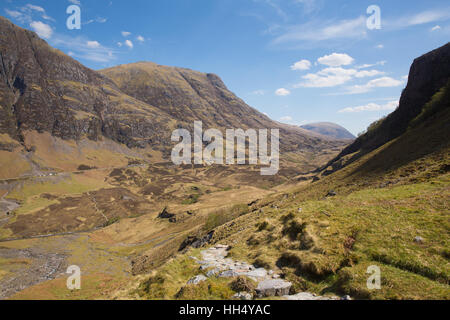 Glencoe Ecosse Royaume-uni destination touristique célèbre Glen Écossais et les montagnes dans les Highlands écossais Lochaber ressort avec ciel bleu Banque D'Images