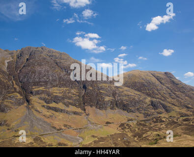 Glencoe Ecosse Royaume-Uni Scottish glen et montagnes en Scottish Highlands Lochaber ressort avec ciel bleu Banque D'Images